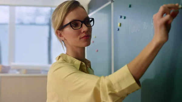 Tanár írás a táblán. Tanárnő elmagyarázza az órát az osztályteremben — Stock Fotó