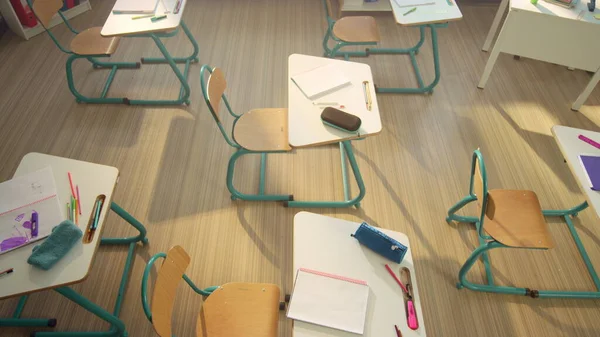 Bureaux et chaises d'école en classe. Bureaux en bois avec fournitures scolaires — Photo