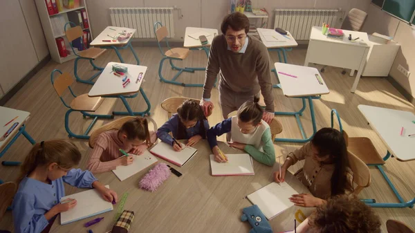 Niños aprendiendo en el aula. Profesor de escuela explicando la lección para los alumnos — Foto de Stock