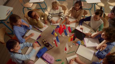 Coğrafya dersi alan öğrenciler. Gülümseyen öğretmen dersi açıklıyor.