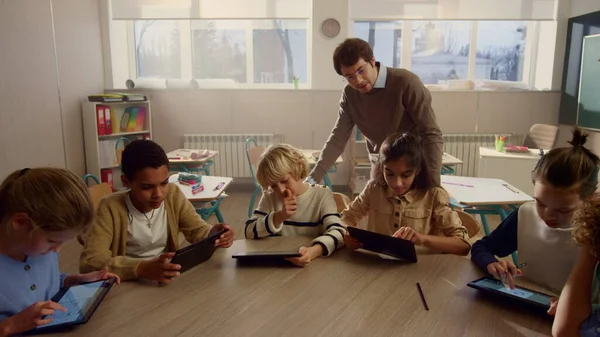 Studenten doen klaswerk op digitale tablets. Leerlingen met behulp van tabletcomputers — Stockfoto