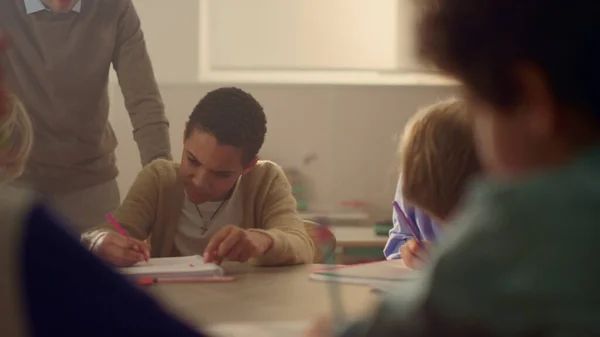 Estudiantes haciendo notas en cuadernos de ejercicios en la mesa. Niños haciendo trabajo de clase —  Fotos de Stock