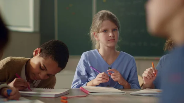 Estudantes e alunas inteligentes estudando ciência juntos na escola — Fotografia de Stock