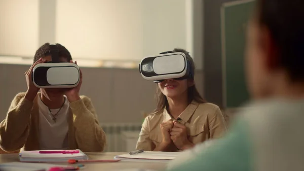 Alunos em óculos vr aprendendo na escola. Crianças imersas em realidade virtual — Fotografia de Stock