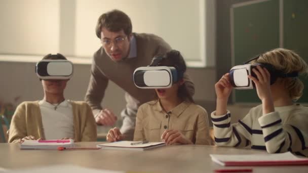 Profesor masculino y estudiantes en gafas vr aprendiendo ciberespacio en el aula — Vídeo de stock