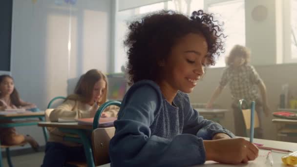 Menina escrevendo no caderno durante a aula. Estudante fazendo anotações em caderno de exercícios — Vídeo de Stock