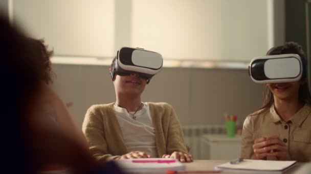 Allievi che usano vr bicchieri in classe. Studenti immersi nella realtà virtuale — Video Stock