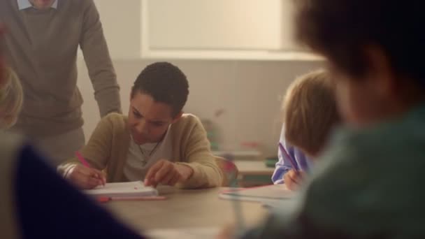 Am Tisch notieren Schüler in Schulheften Notizen. Kinder bei Klassenarbeiten — Stockvideo