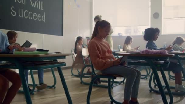 Niños usando tabletas digitales en la lección. Niña celebración tableta ordenador — Vídeo de stock