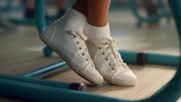 学生们坐在教室的课桌前.穿袜子白运动鞋的女孩 — 图库视频影像