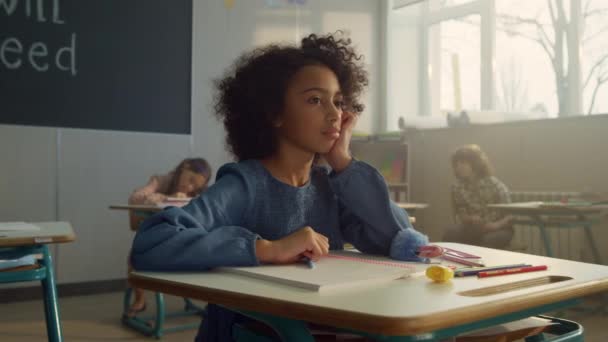 Pensieve student zit aan het schoolbureau in de klas. Vrouwelijke leerling lerende wetenschap — Stockvideo