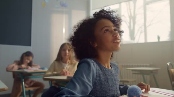 Aprendizaje afro positivo en el aula. Estudiante alegre hablando con el profesor — Vídeos de Stock