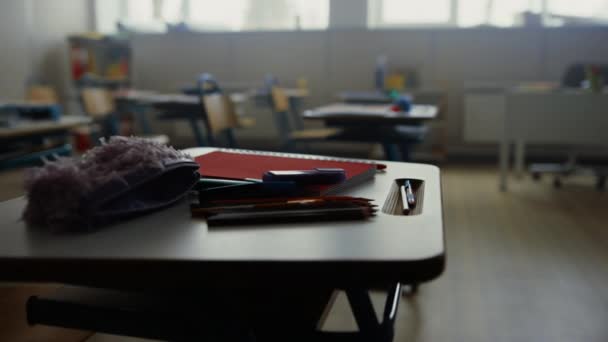 小学校の空の教室。テーブルと椅子付きの講義室 — ストック動画