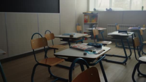 Classe vuota nel campus scolastico. Interno moderno di aula a scuola — Video Stock