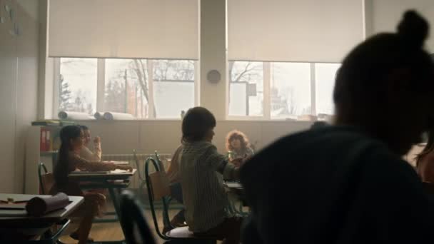 Niños aprendiendo en la escuela. Profesora de pie frente a la clase — Vídeo de stock