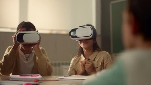 Estudiantes en gafas vr aprendiendo en la escuela. Niños inmersos en la realidad virtual — Vídeo de stock