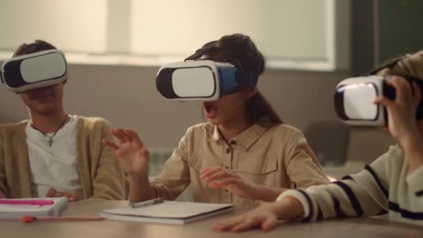 Los escolares sorprendidos usando gafas 3d vr en la lección en la escuela primaria — Vídeo de stock