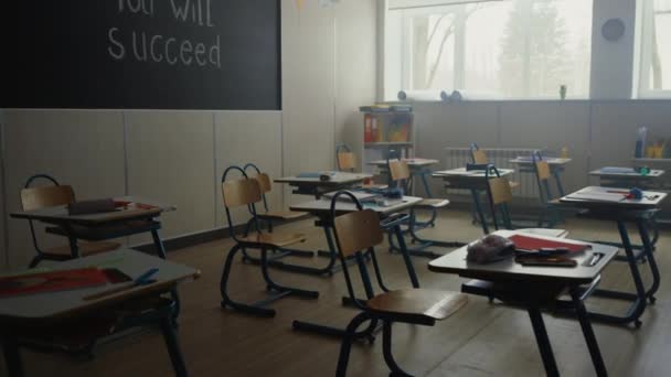 Klassrum med skrivbord och stolar i skolan. Interiör av grundskoleklass — Stockvideo