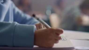 Öğrenci kız el çizimi derste defterde. Egzersiz kitabında yazan öğrenci 