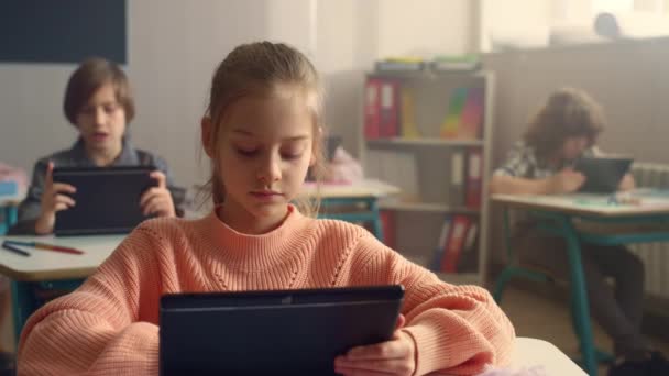 Diák böngészés interneten online digitális táblagépen tanítás közben az iskolában — Stock videók