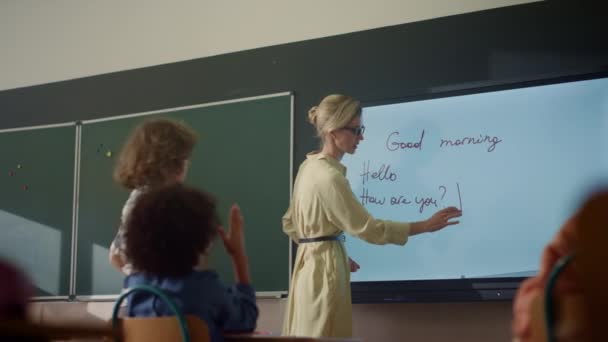 教师使用交互式数字白板。在智能板上写作的学生 — 图库视频影像