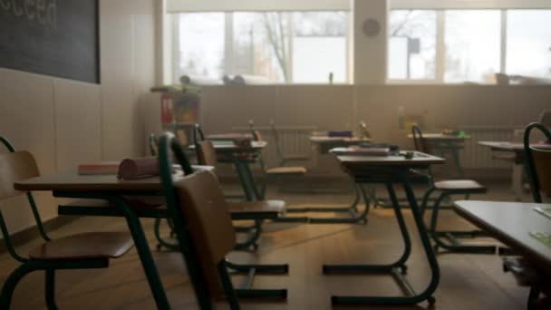 Aula con escritorios y sillas. Interior de la sala de clases con pizarra — Vídeo de stock