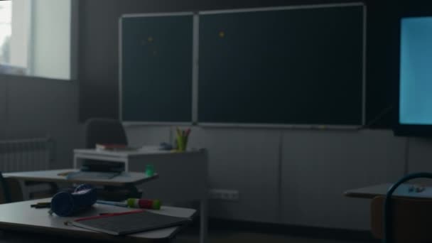 Klassenzimmer mit Tafel in der Schule. Holztische und Stühle im Zuschauerraum — Stockvideo