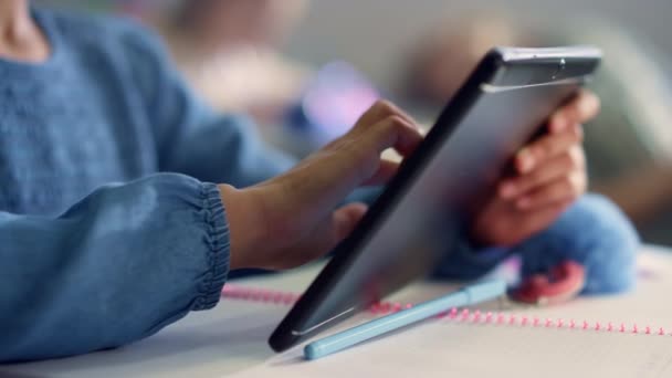 Studenten hand met behulp van digitale tablet. Meisje doet klaswerk op tablet computer — Stockvideo