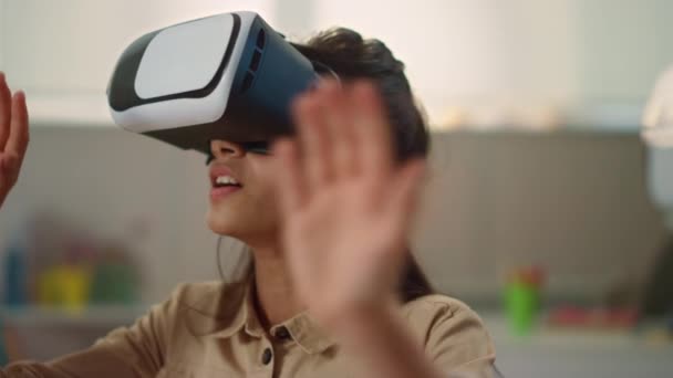 Sınıfta interaktif ders sırasında 3D VR gözlük kullanan neşeli bir kız öğrenci. — Stok video