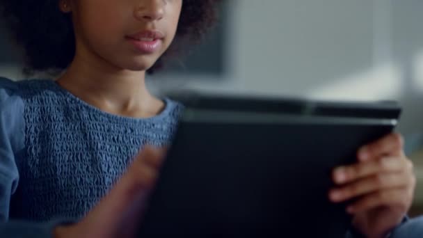 Livro de leitura do estudante em tablet digital. Menina pesquisando internet on-line no pad — Vídeo de Stock