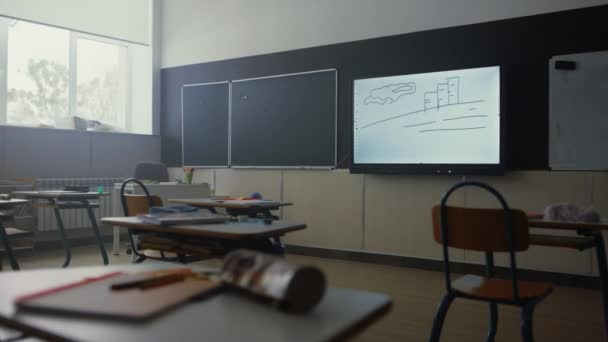 Interior vacío del aula. Sala de escuela con pantalla de proyector moderno en la pared — Vídeos de Stock