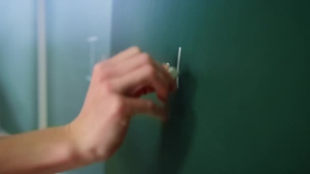 Κοντινό χέρι δασκάλου που γράφει στον πίνακα στην τάξη. Γυναίκα ζωγραφίζει σε μαυροπίνακα — Αρχείο Βίντεο