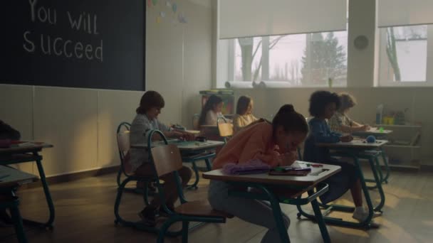 학교에서 공부하는 학생들. 강당에서 수업 시간에 일하는 학생들 — 비디오