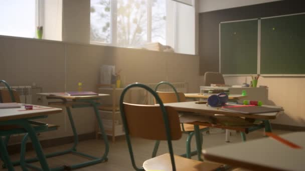 책상 과 의자가 있는 학교 강당. 초등 학교 교실 내부 — 비디오