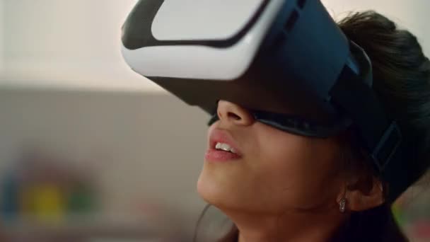 Menina vestindo fone de ouvido realidade virtual. Estudantes imersos em realidade virtual — Vídeo de Stock