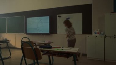 Sınıfta koşan gülümseyen okul çocukları. Öğrenciler derse geç kalıyor.