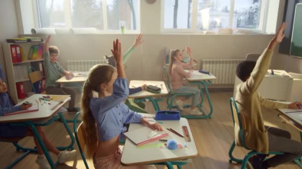 Estudantes que estudam na escola. Crianças alegres tendo aula de auditório — Vídeo de Stock