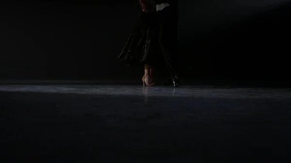 Des jambes d'homme et de femme inconnues dansant à l'intérieur. Danseurs de salon pieds plancher mobile. — Photo