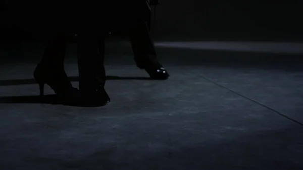 Sala da ballo a un metro di distanza sul palco. Unrecognizable uomo donna gambe danza. — Foto Stock