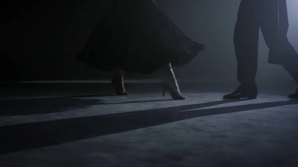 Nieznani tancerze poruszają nogami po podłodze. Tańcz kilka stóp tańcz na ciemnej scenie. — Zdjęcie stockowe