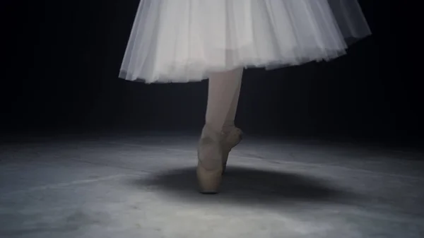 Pernas dançarinas de ballet dançando na ponta dos pés. pés de bailarina fazendo passos em sapatos pontiagudos — Fotografia de Stock