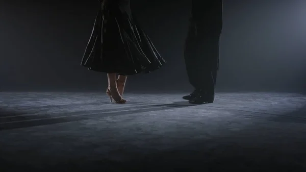 Tancerze poruszają nogami po podłodze. Tańcz kilka stóp tańcz w domu. — Zdjęcie stockowe