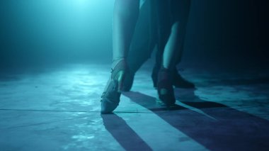 Kapanış dansçıları içeride dans ediyor. Partner ayakları Latince dans adımları yapıyor.