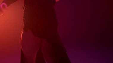 Sahnede dans eden tanınmayan bir çift. Bilinmeyen balo çifti dansı.