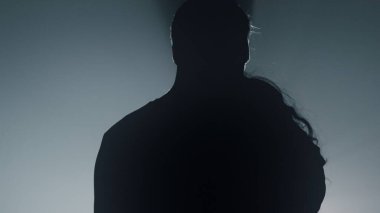 Karanlık uzayda dans eden siluet çift. Şehvetli aşıklar içeride sarılıyor..