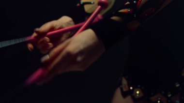 Jimnastik kulüplerini karıştıran kadın elleri. Bilinmeyen jimnastikçiler içeride eğitim görüyor..