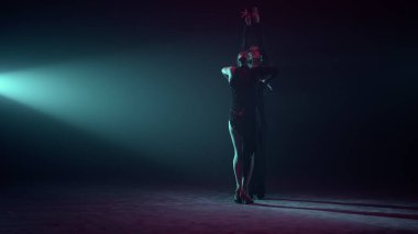 Çift sahnede Latince dans ediyor. Salon partnerleri içeride dans ediyor..