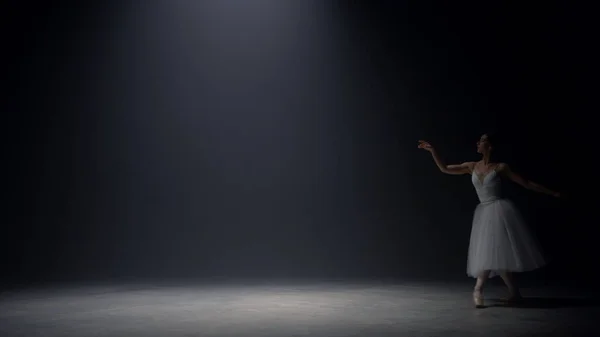 Bailarina sensual saltando no palco. Dançarina de balé dançando sapatos pointe dentro de casa. — Fotografia de Stock