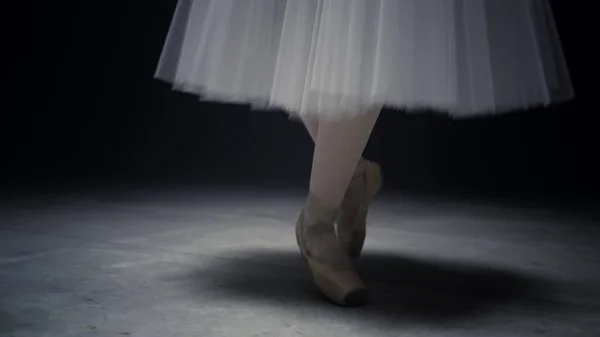 Jambes de ballerine dansant sur la pointe des pieds. Ballet danseur pieds performant en pointes chaussures. — Photo
