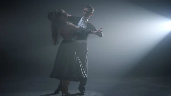 Casal de baile elegante a dançar no palco. Dançarinos profissionais que executam valsa. — Fotografia de Stock